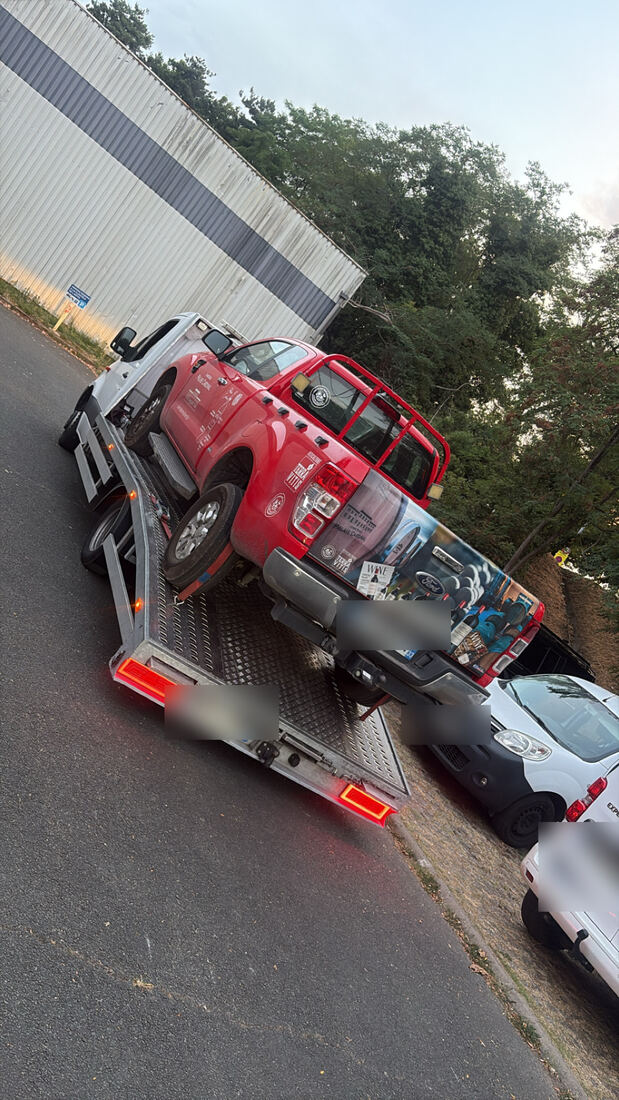 Dépannage et remorquage Bordeaux : pick-up 4x4 chargé sur plateau