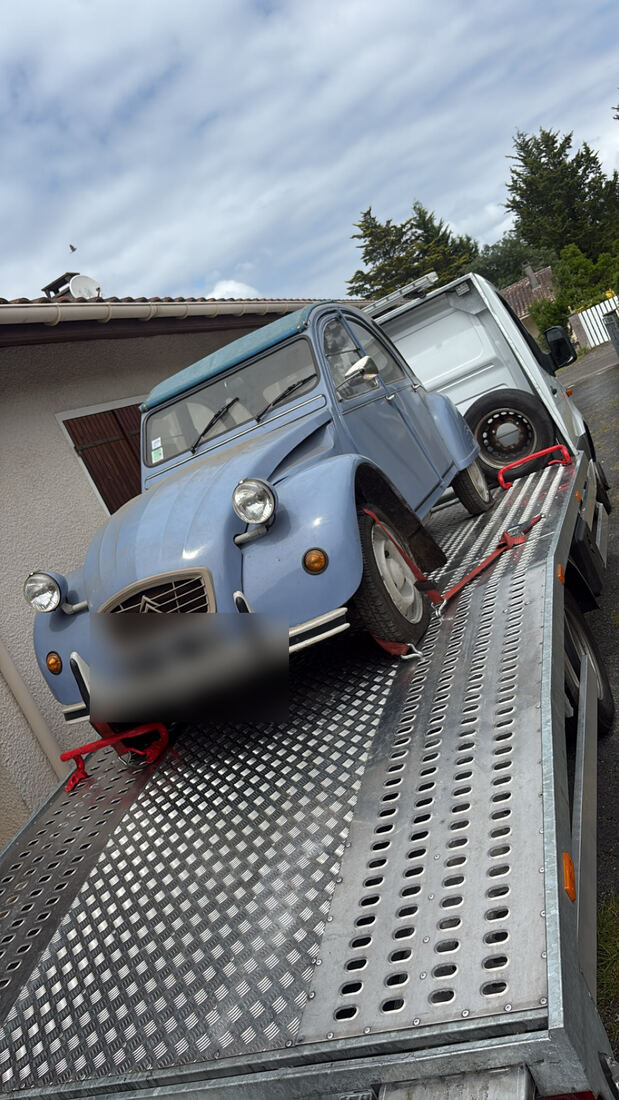 Achat de véhicule de collection Bordeaux : Citroën 2CV récupérée sur plateau de remorquage