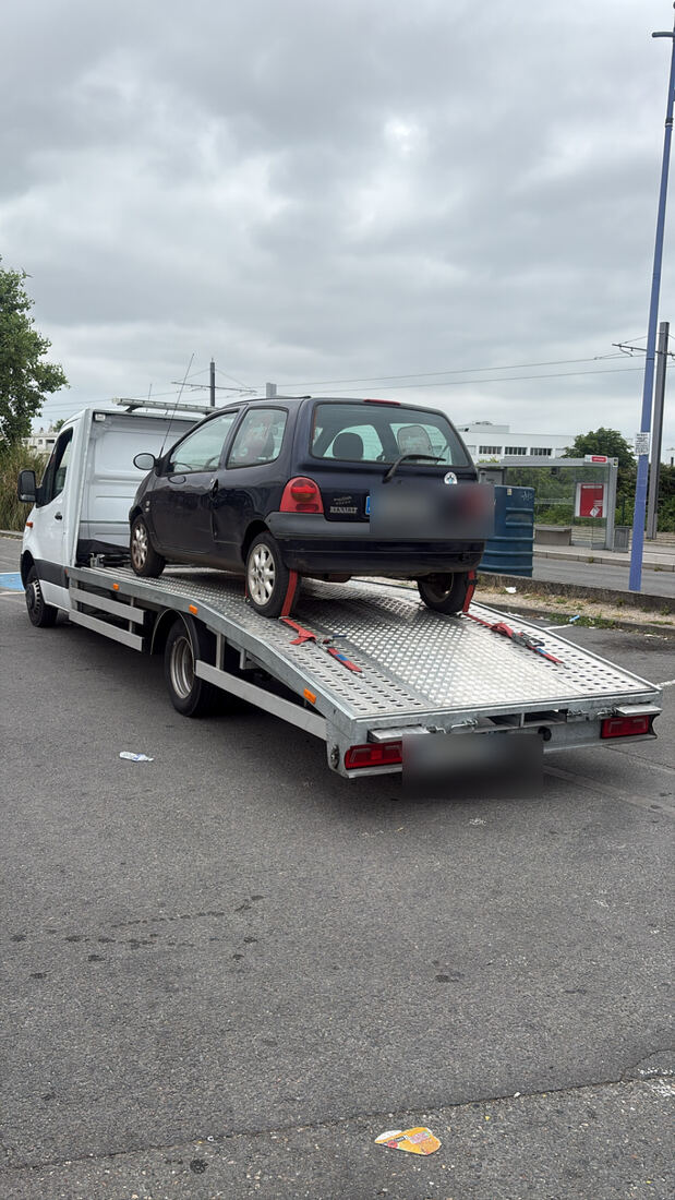 Enlèvement d'épave gratuit Bordeaux : Twingo remorquée sur plateau ZCARS33